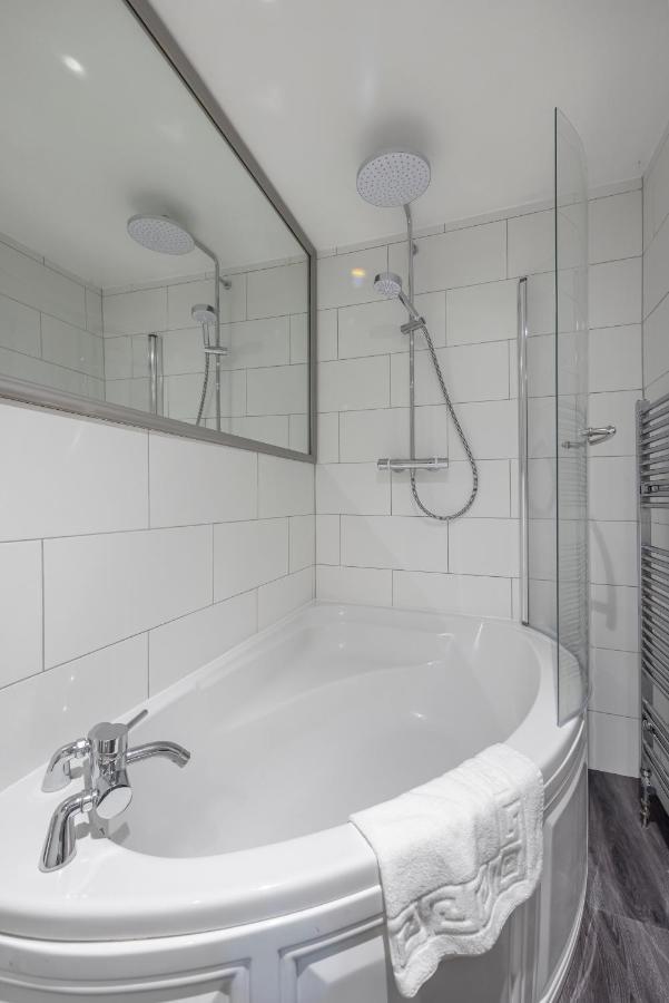 Cotswold Manor House - Country House Retreat With Hot Tub, Ideal For Large Groups Petty France Bagian luar foto